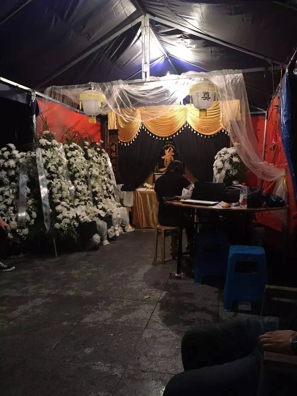 　小區(qū)內(nèi)搭建的臨時(shí)靈堂，（新京報(bào)記者王婧祎攝）