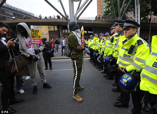 抗議者與警方對峙