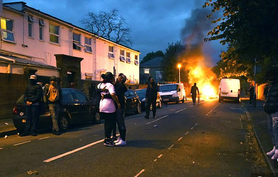  抗議者在垃圾桶處縱火