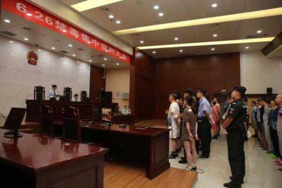 一共20個被告人的隊伍被法警帶上法庭。