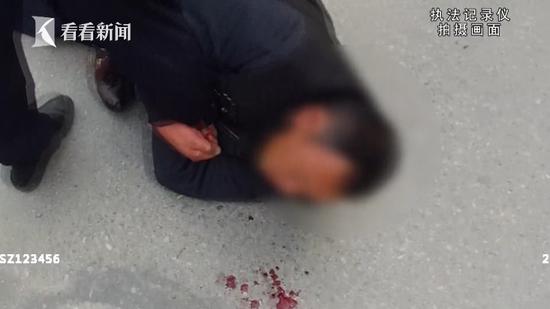 這名男子情緒一度非常激動，不但不配合警方調(diào)查、態(tài)度蠻橫，多次拉扯交警。甚至對前來勸阻他的妻子也大打出手。