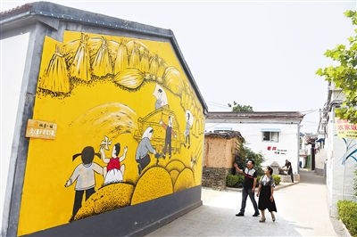 6月20日，游客在館陶縣糧畫小鎮(zhèn)壽東村參觀。壽東村植入糧畫這個(gè)特色產(chǎn)業(yè)，產(chǎn)業(yè)、文化、旅游同步推進(jìn)，入選2015年中國十大最美鄉(xiāng)村。記者 趙永輝攝