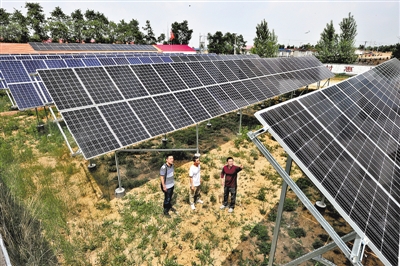 張北縣德勝村新建的500千瓦光伏電站。（資料片）記者 杜柏樺攝