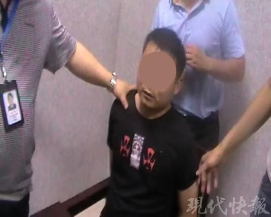 陳某被抓后和網(wǎng)友深情告別，隨后他被帶到派出所，供述了殺人經(jīng)過(guò)。 警方供圖