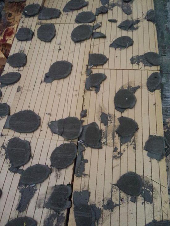 脫落的保溫層。