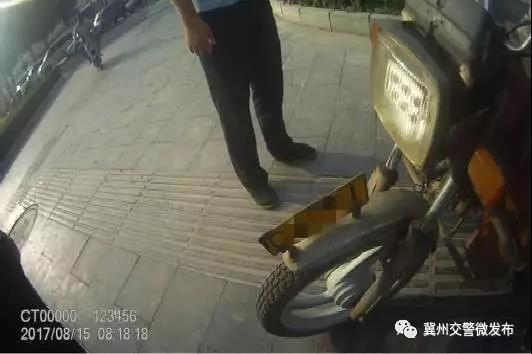 冀州交警查獲一輛無(wú)證駕駛套牌摩托車