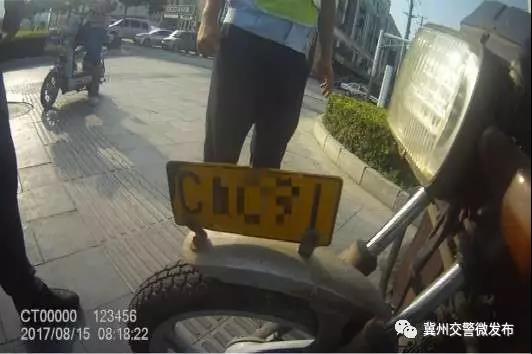 冀州交警查獲一輛無(wú)證駕駛套牌摩托車