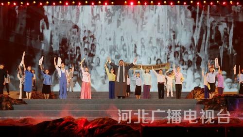 朗誦《口占一絕》。何當(dāng)痛飲黃龍府, 高筑神州風(fēng)雨樓。