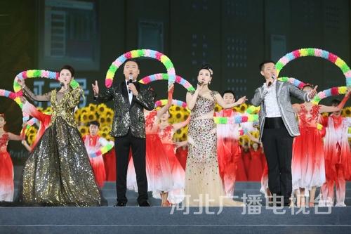 歌曲《不忘初心》。萬(wàn)水千山不忘來(lái)時(shí)路，鮮血澆灌出花開(kāi)的國(guó)度，不忘初心，繼續(xù)前進(jìn)，萬(wàn)水千山，最美中國(guó)道路……