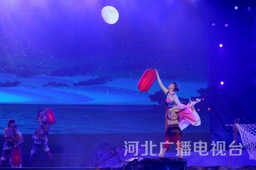 舞蹈《盼歸》。一盞盞紅燈匯聚，漁家女迎接親人的平安歸來(lái)……