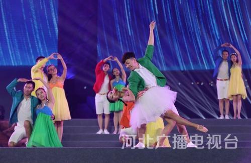 歌曲《海的戀歌》。看人們將幸福寫(xiě)在臉上，我的海洋，我的時(shí)光，我的愛(ài)人，我的姑娘。