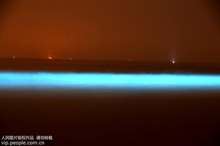 2017年9月17日凌晨，在河北省秦皇島市金夢(mèng)海灣浴場(chǎng)拍攝的“熒光海”。