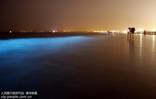 2017年9月17日凌晨，在河北省秦皇島市金夢(mèng)海灣浴場(chǎng)拍攝的“熒光?！薄? class=