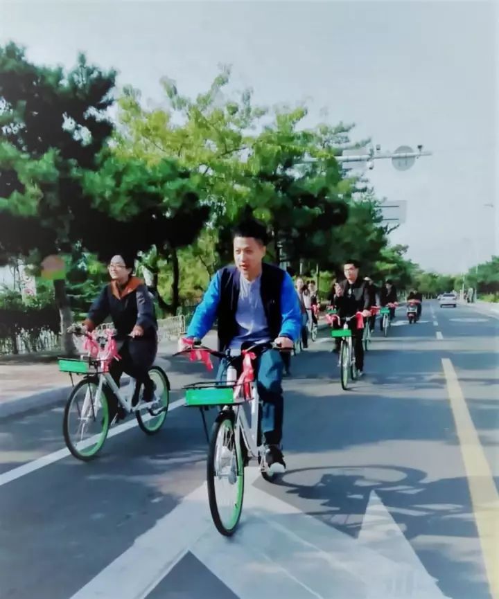 秦皇島街頭現(xiàn)共享單車婚禮 別樣創(chuàng)意驚艷海濱！