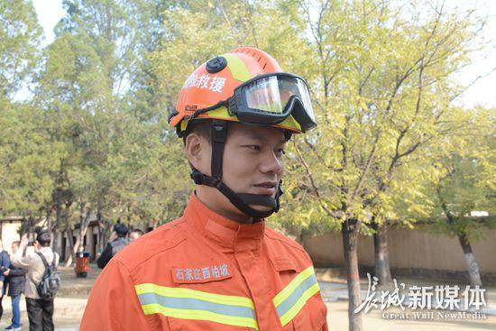 西柏坡消防中隊指導員席杰接受采訪。記者 劉延麗 攝