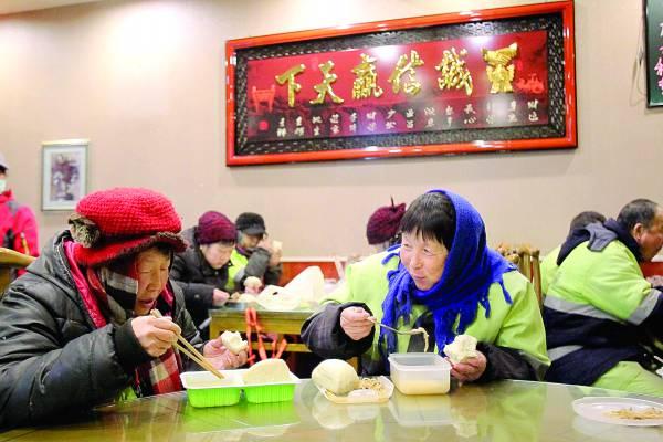 秦皇島環(huán)衛(wèi)工人吃上了免費早餐