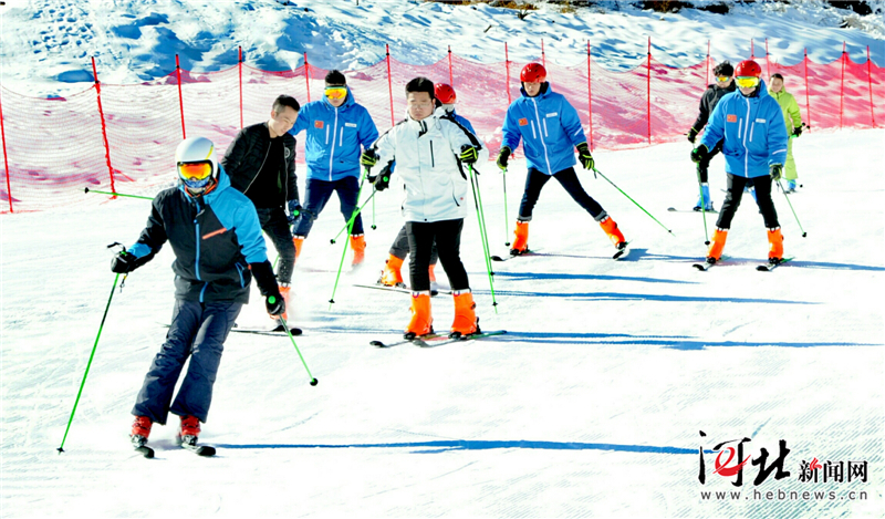 秦皇島：滑雪樂（圖）