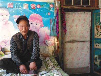 張雨來(lái)是交通事故中的傷者。車(chē)禍后，他的腿瘸了，頭一直疼。新京報(bào)記者 李興麗 攝