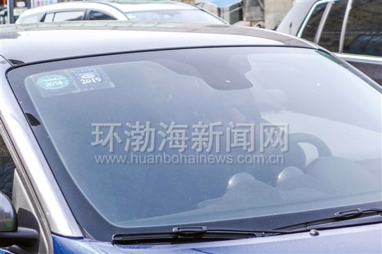 圖為一位司機正在駕駛途中接打電話。