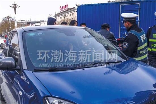 圖為交警對一位在駕駛途中接打電話的司機進(jìn)行處罰。記者 趙亮 攝