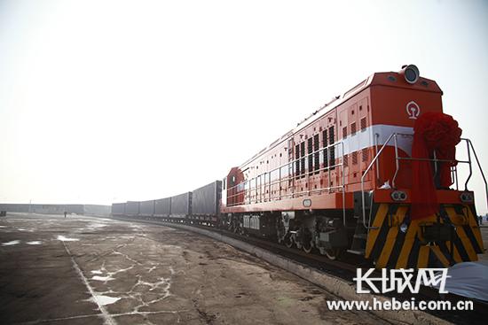 中歐班列(曹妃甸港-烏蘭巴托首列集裝箱國際列車)開行。記者 邢丁 攝