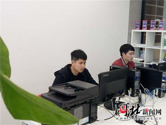 入駐北京服裝學(xué)院容城時尚產(chǎn)業(yè)園的創(chuàng)業(yè)團(tuán)隊(duì)在工作。 記者原付川攝