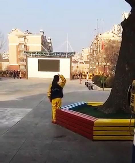 馬藝慈向國旗敬隊禮。視頻截圖