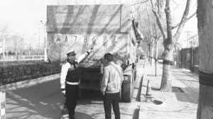 牌照被故意污損根本看不清。