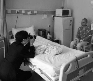 戶籍民警進入無菌病房，為陽陽辦理新身份證。