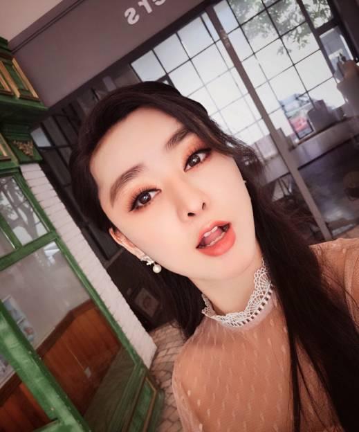 從頭到腳，連頭發(fā)絲都要整得一毛一樣，可以說也是相當牛逼了。