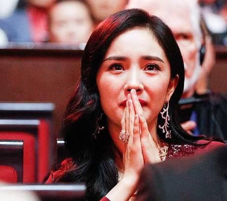 但放出這種高度PS的圖片，跟視覺中國下楊冪的高清照來對比，真的有可比性咩？