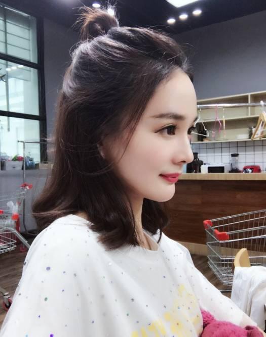 這位小美眉是楊冪的某個替身，能量巨大，僅憑這一張照片，就引來了全民圍觀。