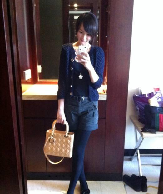 也并不是全網(wǎng)夸，也有嘲的，比如下面這位網(wǎng)友就嘲她“替了一個鏡頭就跟狗皮膏藥一樣粘上了，服了?！编牛【幰卜?。