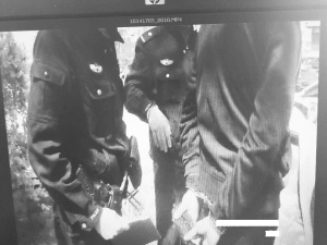 男子偷電瓶被抓。（視頻截圖）