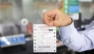 長途客運(yùn)已經(jīng)實(shí)施了實(shí)名制，遺失車票可以免費(fèi)補(bǔ)辦了。