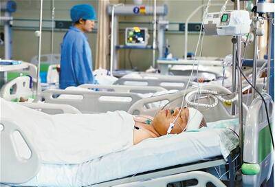 　昨日，寇學(xué)功在醫(yī)院重癥病房接受救治。 記者 謝偉 攝