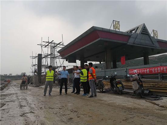  京昆高速公路、保阜高速公路對(duì)收費(fèi)站改擴(kuò)建及貨車(chē)ETC車(chē)道建設(shè)現(xiàn)場(chǎng)（6月13日攝）。 圖片來(lái)源：河北交投集團(tuán)網(wǎng)站