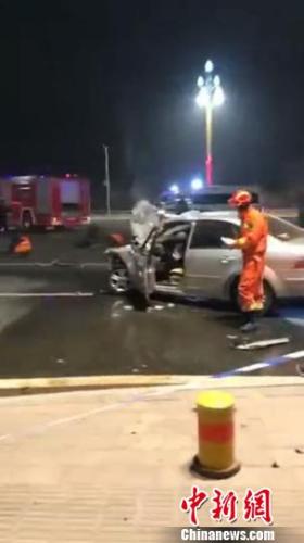 圖為救援人員在事故現(xiàn)場開展救援。消防部門供圖