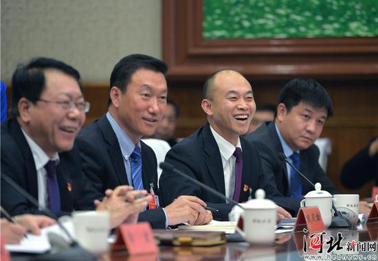 張家口代表團代表熱議民心工程。記者 田明 趙海江攝